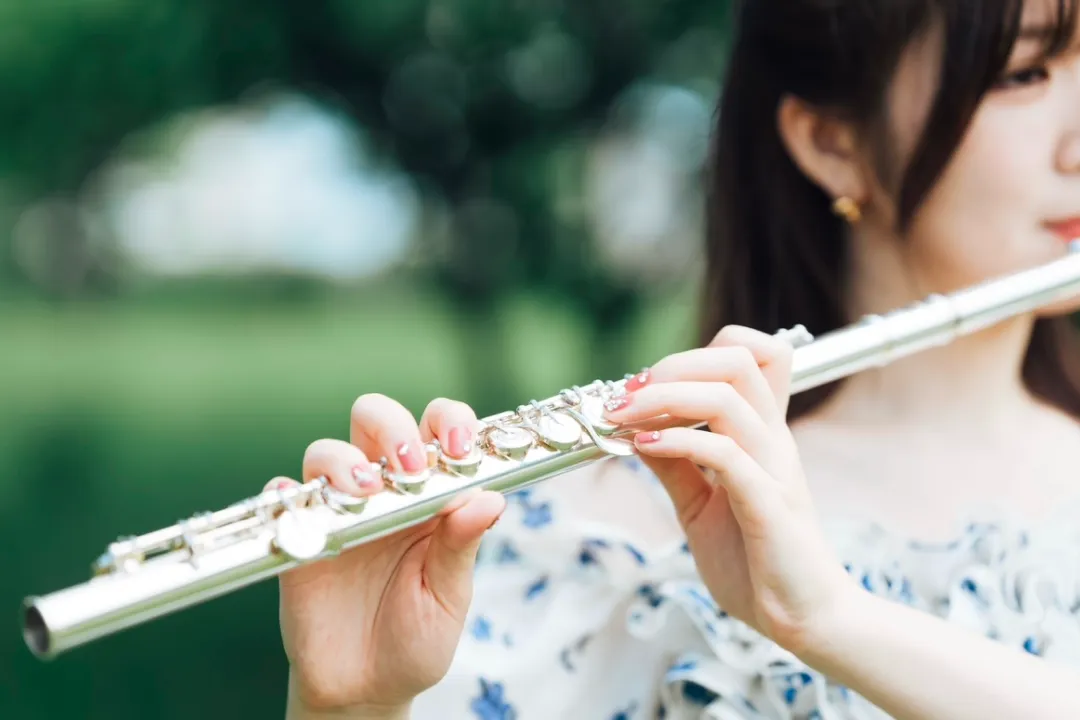 フルートを吹いている手元のアップの写真